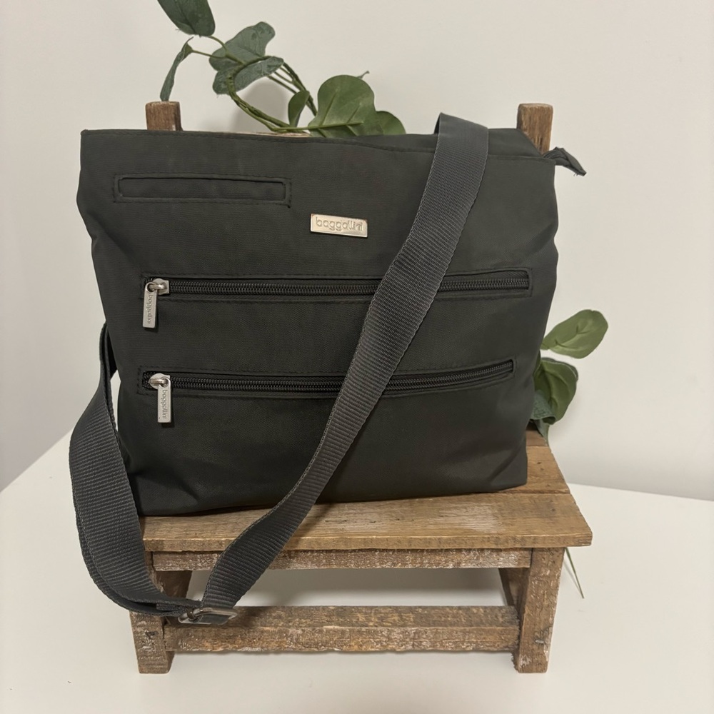 Baggallini Gray Crossbody Travel/Every Day Bag - Picture 4 of 8
